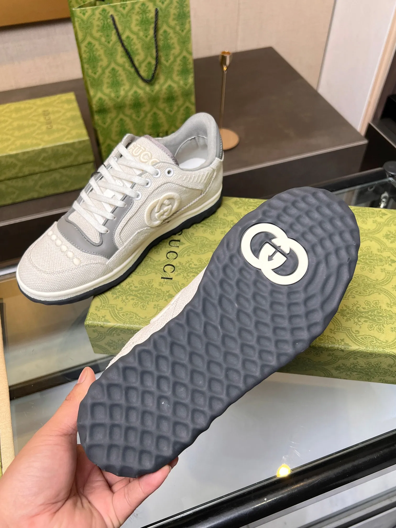 👟👟Ex-factory price 520👟👟 Top version, full styling effect, instant sales of the common practice of soft treading in the market, 💣💣💣Gucci2023 early spring Gucci G home latest hot style MAC80 sports shoes couple style casual retro distressed dirty shoes small dirty shoes small white shoes🌸🌸🌸 original purchase and development Production Gucci MAC80 new hot-selling series. The exquisite and compact interlocking double G logo romantically interprets the aesthetic concept of this series. Made of off-white leather, ▪️Material: original customized imported first-layer cowhide ▪️Inner lining: original customized imported breathable mesh ▪️Outsole: original molded two-color TPU outsole ▪️Sole thickness: 3CM ▪️Size: women's 35-40 / men's 39-45
